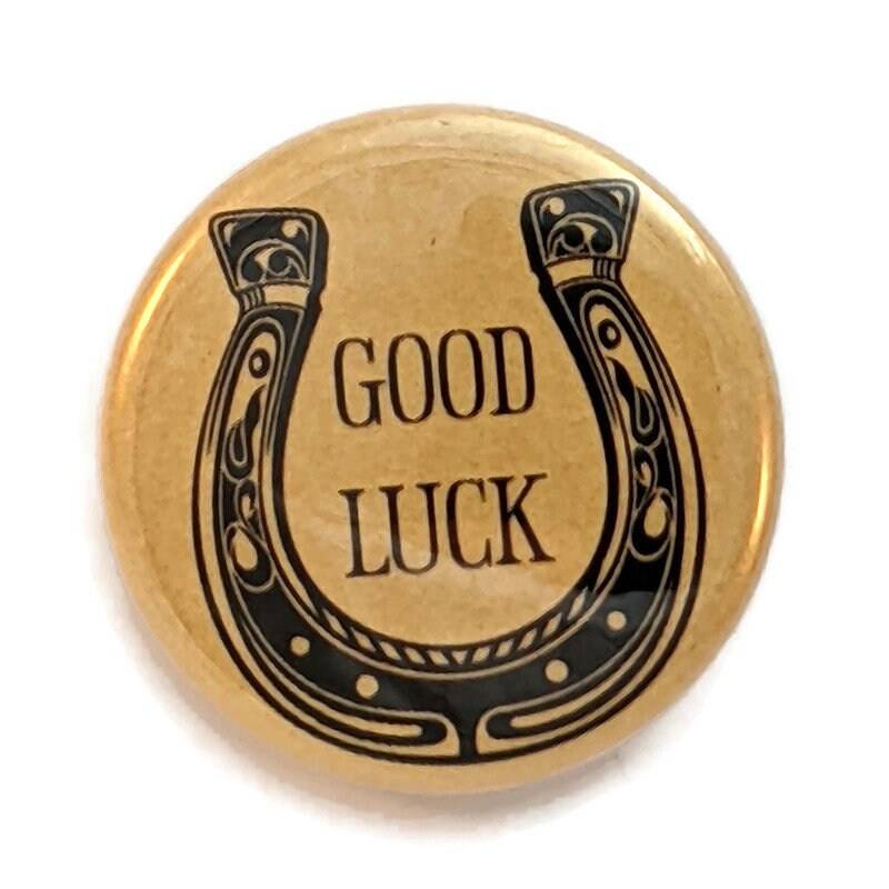 Viel Glück Hufeisen Auf Gold - Button, Magnet Oder Flaschenöffner von PortlandButtonWorks