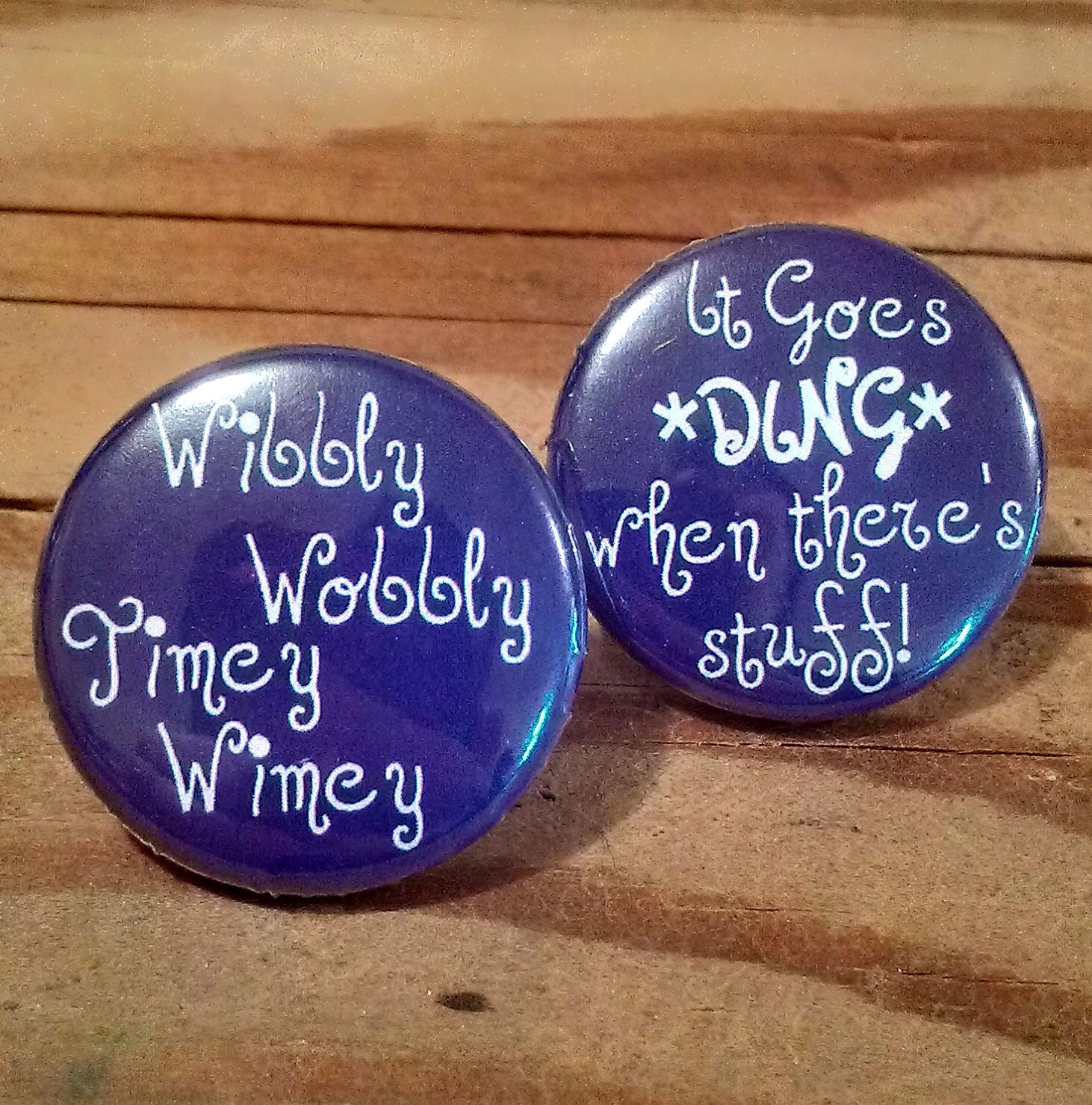 Wibbly Wobbly Timey Wimey 2Er Set - Knöpfe Oder Magnete Wibbly Wobbly Timey Wimey 2Er Set - Knöpfe Oder Magnete von PortlandButtonWorks