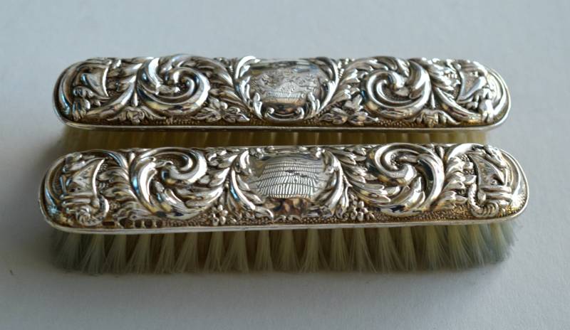 Set Mit 2 Vintage Sterling Silber Repousse Kosmetikbürsten von PortobelloKat