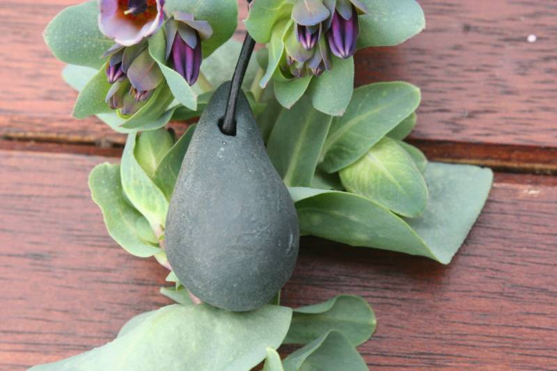 Black Rain Porzellananhänger Tropfen An Lederband von Porzellanerei