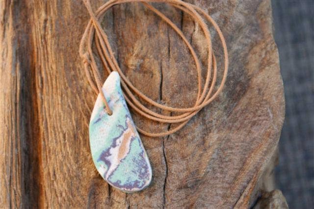 Crazy Porzellananhänger An Lederband von Porzellanerei