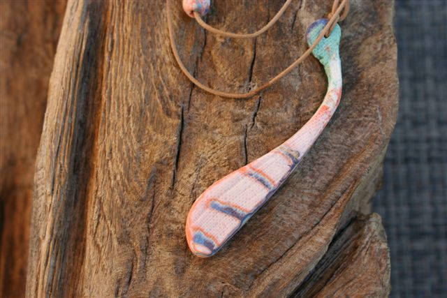 Crazyorange Libellenflügel Porzellananhänger An Lederband von Porzellanerei