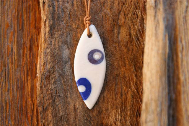 Lila-Blue-Bubble Porzellananhänger An Lederband von Porzellanerei