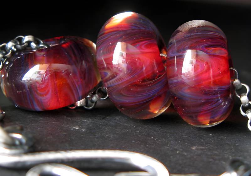 Blutrote Lampwork Boroglas Perlenkette An Oxidierter Sterling Silber Rolo Kette von PoseidonsBooty