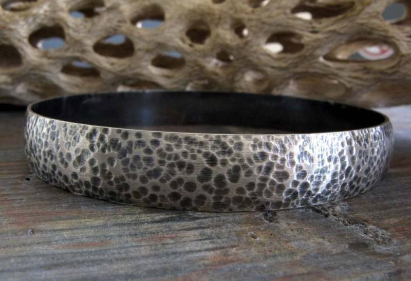 Breiter 10 Mm Breiter Gehämmerter Sterling Silber Armreif von PoseidonsBooty