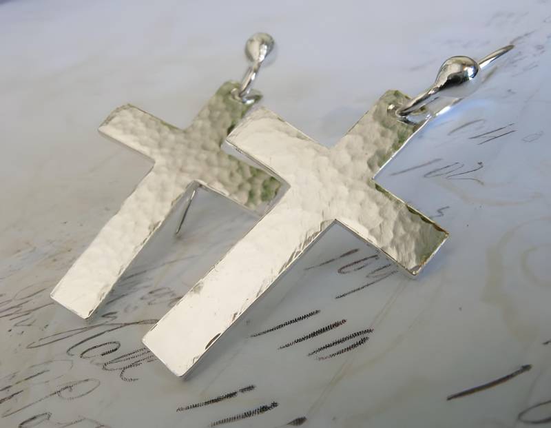 Christliches Kreuz Baumeln Ohrringe Handwerker Handgefertigt in Sterling Silber von PoseidonsBooty