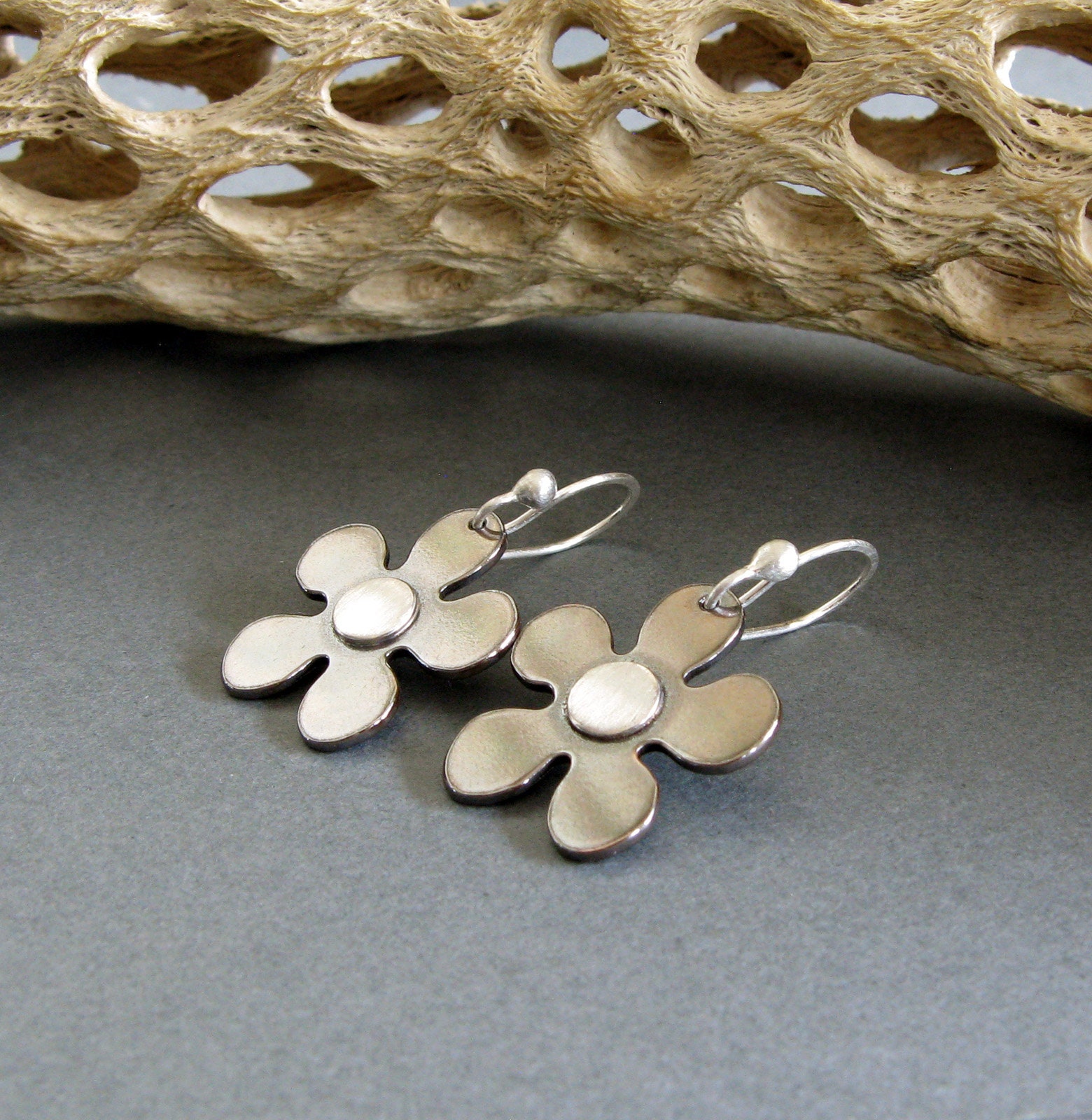 Daisy Blumenohrringe Handwerklich Handgefertigt Mit Mischmetallen Oxidiertem Kupfer Und Sterling Silber von PoseidonsBooty