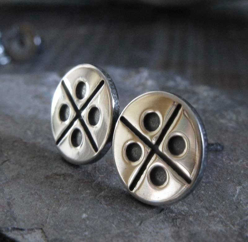 Einzigartige Ohrstecker Mit X & Dot Muster, Handgefertigt in Sterlingsilber Einzigartige Ohrstecker Mit X & Dot Muster, Handgefertigt in Sterlingsilber von PoseidonsBooty