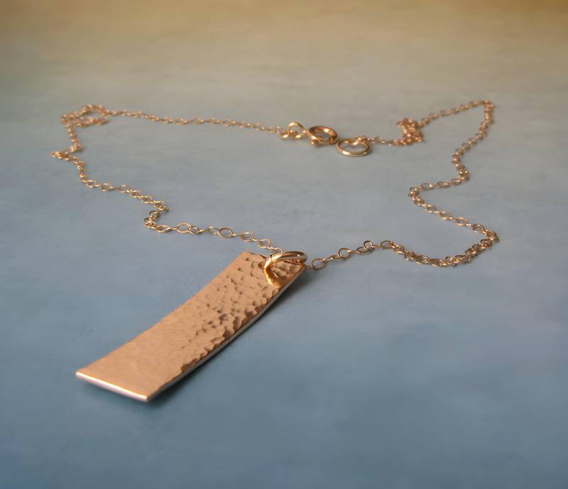 Gehämmerte Rechteckige Anhänger-Halskette Aus Sterling Silber Oder 14K Gold Filled von PoseidonsBooty