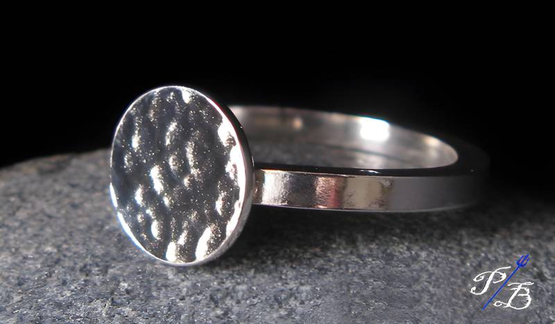 Gehämmerter Kreis Scheibenring Dickes Vierkantband Aus Sterlingsilber Gehämmerter Kreis Scheibenring Dickes Vierkantband Aus Sterlingsilber von PoseidonsBooty