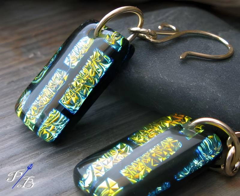 Geschmolzene Dichroic Glas Ohrringe Mit 14K Gold Filled Ziegel Muster Geschmolzene Dichroic Glas Ohrringe Mit 14K Gold Filled Ziegel Muster von PoseidonsBooty