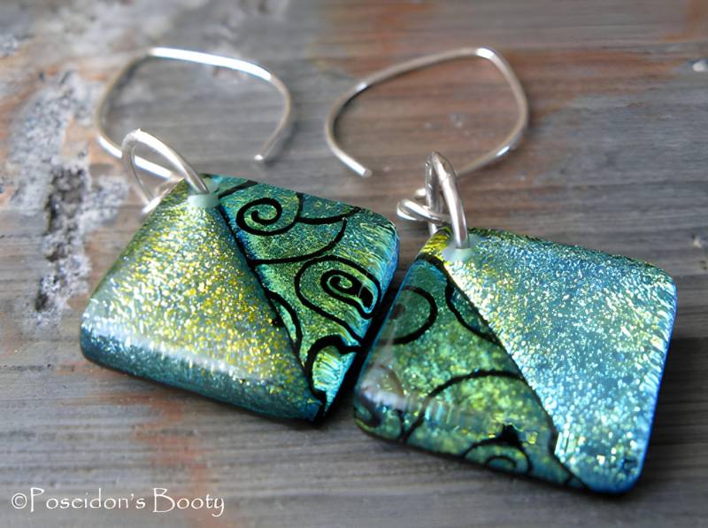 Geschmolzene Dichroic Glasohrringe. Blau, Gelb, Türkis Und Grün Mit Sterling Silber Geschmolzene Dichroic Glasohrringe. Blau, Gelb, Türkis Und Grün Mit Sterling Silber von PoseidonsBooty