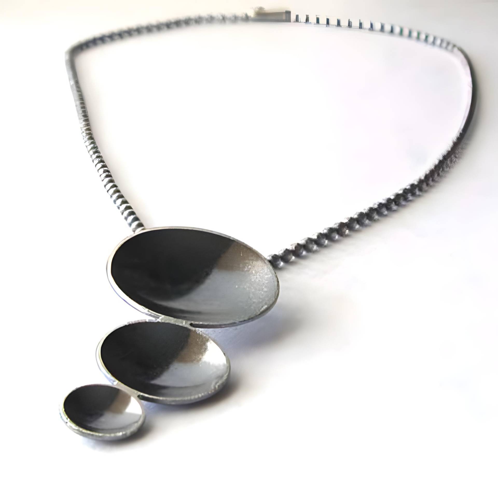 Handgemachte Halskette Aus Sterlingsilber Mit Anhänger in Form Einer Oxidierten Scheibe Handgemachte Halskette Aus Sterlingsilber Mit Anhänger in Form Einer Oxidierten Scheibe von PoseidonsBooty