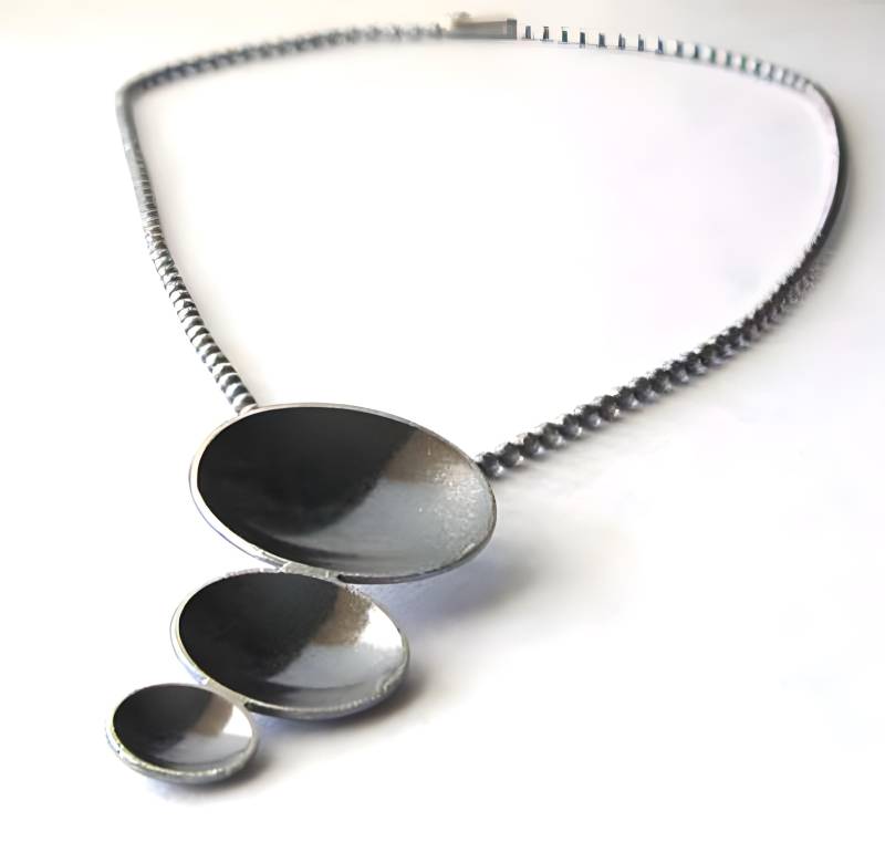 Handgemachte Halskette Aus Sterlingsilber Mit Anhänger in Form Einer Oxidierten Scheibe Handgemachte Halskette Aus Sterlingsilber Mit Anhänger in Form Einer Oxidierten Scheibe von PoseidonsBooty