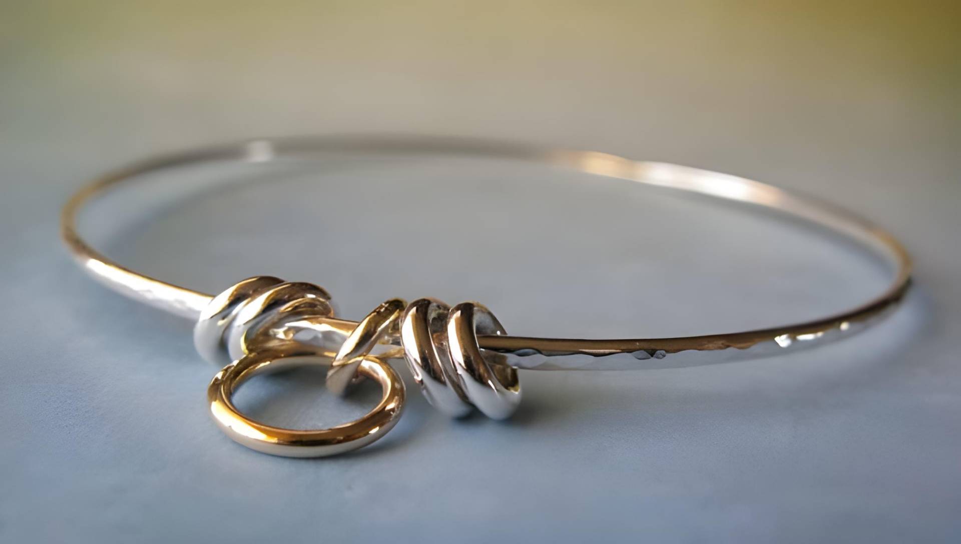Handgemachter Armreif Aus Sterlingsilber Und Gold Strukturierte Gemischte Metallringe Handgemachter Armreif Aus Sterlingsilber Und Gold Strukturierte Gemischte Metallringe von PoseidonsBooty