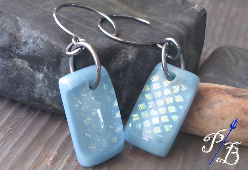 Himmelblau Verschmolzenen Glas Ohrringe Mit Oxidiertem Sterlingsilber Funkelnde Dichroic Handwerker Handgemachte Fliesen Himmelblau Verschmolzenen Glas Ohrringe Mit Oxidiertem Sterlingsilber Funkelnde Dichroic Handwerker Handgemachte Fliesen von PoseidonsBooty