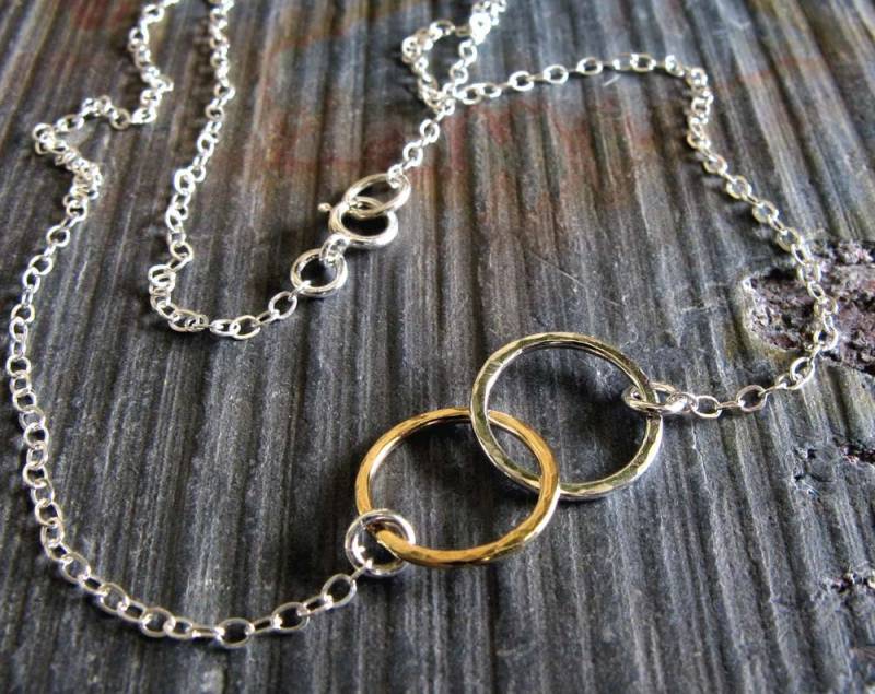 Ineinandergreifende Silber - Und Goldringe Zierliche Halskette von PoseidonsBooty