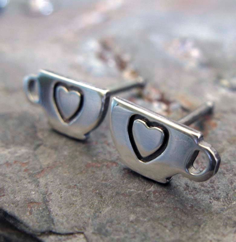 Kaffeetasse Mit Herz Ohrstecker Handgefertigt in Sterling Silber Kaffeetasse Mit Herz Ohrstecker Handgefertigt in Sterling Silber von PoseidonsBooty