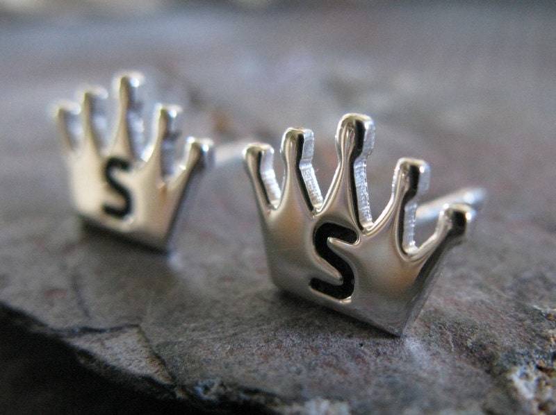 Kronen-Ohrstecker Mit Personalisierter Initiale Handgefertigt in Sterlingsilber Kronen-Ohrstecker Mit Personalisierter Initiale Handgefertigt in Sterlingsilber von PoseidonsBooty