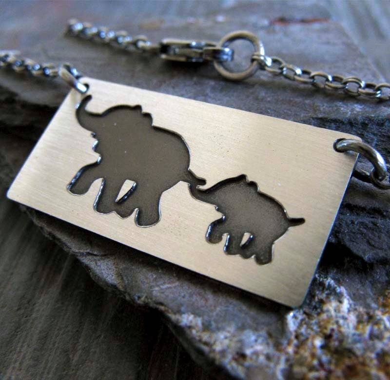 Mama Und Baby Elefant Anhänger Halskette Handgefertigt Aus Sterling Silber Mama Und Baby Elefant Anhänger Halskette Handgefertigt Aus Sterling Silber von PoseidonsBooty