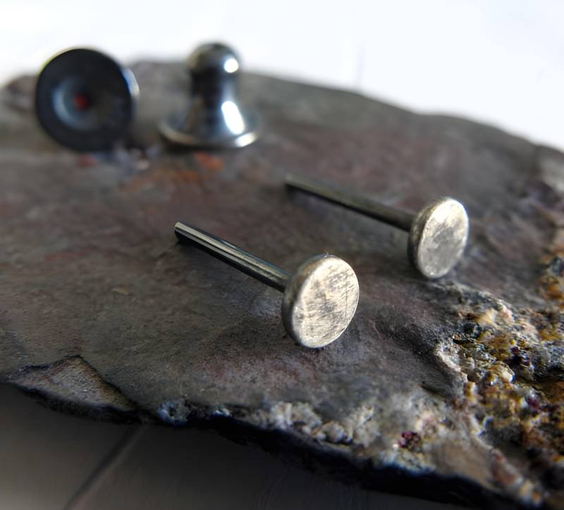 Minimalist Rustikale 3 Mm Kleine Punkt Sterling Silber Ohrstecker Minimalist Rustikale 3 Mm Kleine Punkt Sterling Silber Ohrstecker von PoseidonsBooty