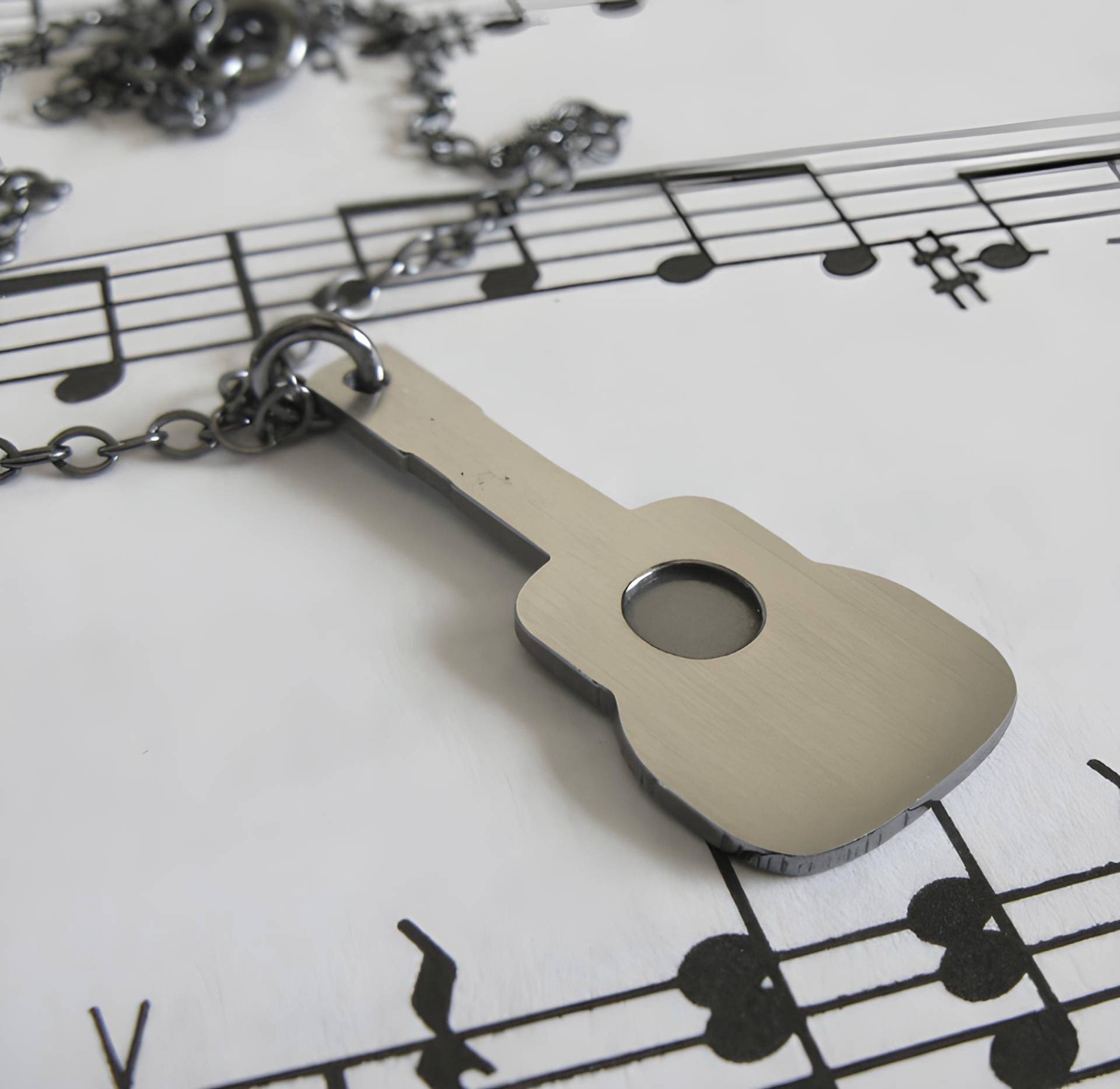 Oxidierte Sterlingsilber-Akustikgitarre-Halskette Musik-Liebhaber-Geschenk Oxidierte Sterlingsilber-Akustikgitarre-Halskette Musik-Liebhaber-Geschenk von PoseidonsBooty