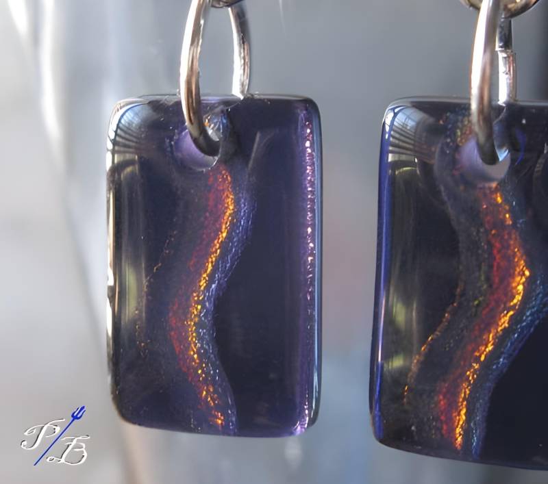Rechteckige Ohrhänger Aus Geschmolzenem Glas Mit Sterling Silber Haken in Den Farben Lila Und Orange Rechteckige Ohrhänger Aus Geschmolzenem Glas Mit Sterling Silber Haken in Den Farben Lila Und Orange von PoseidonsBooty