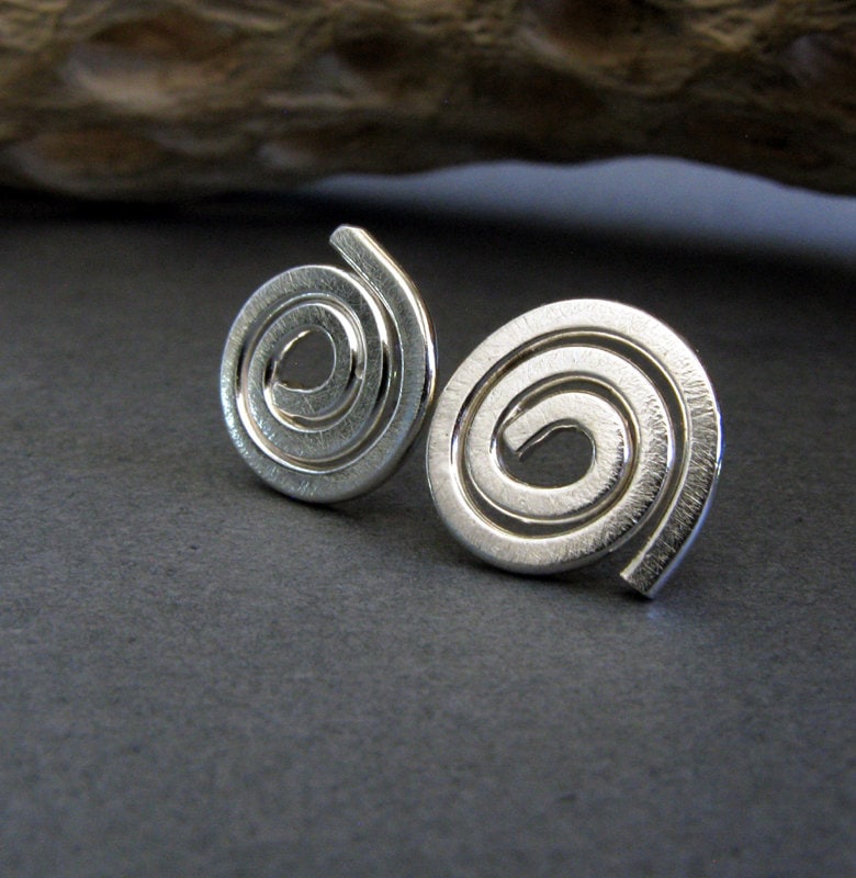 Rustikale Kleine Spiral-Ohrstecker Aus Sterlingsilber von PoseidonsBooty