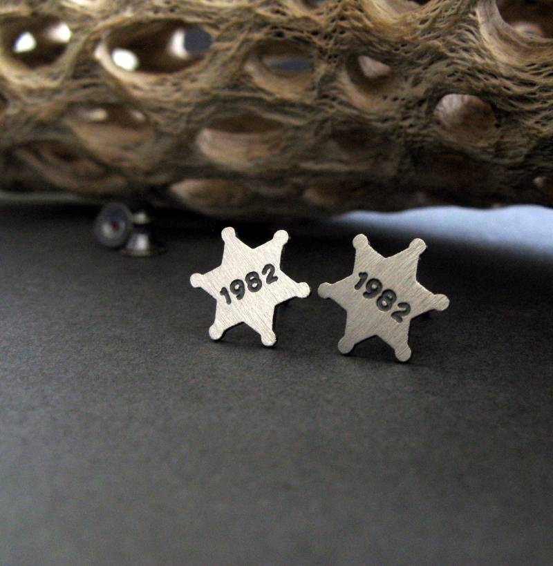 Sheriff Star Ohrstecker Mit Eingravierter Abzeichennummer, Handgefertigt Aus Sterlingsilber von PoseidonsBooty