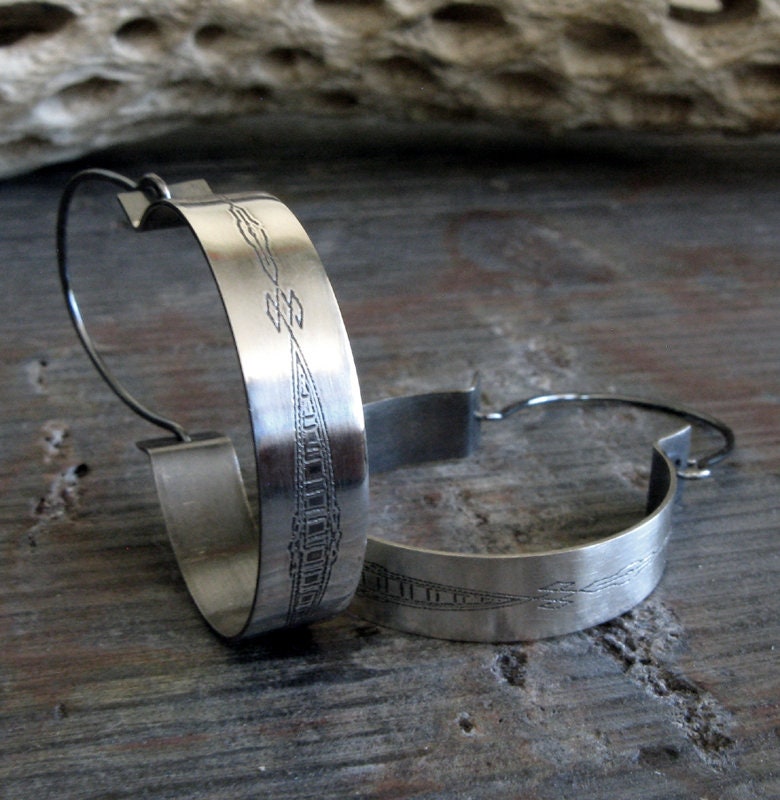 Gravierte Sterling Silber Creolen Antiqued Spirale Baumeln Lassen Gravierte Sterling Silber Creolen Antiqued Spirale Baumeln Lassen von PoseidonsBooty