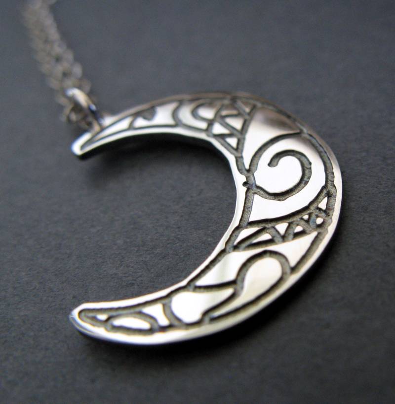 Stammes-Graviert Halbmond Halskette Handgefertigt in Sterling Silber Stammes-Graviert Halbmond Halskette Handgefertigt in Sterling Silber von PoseidonsBooty
