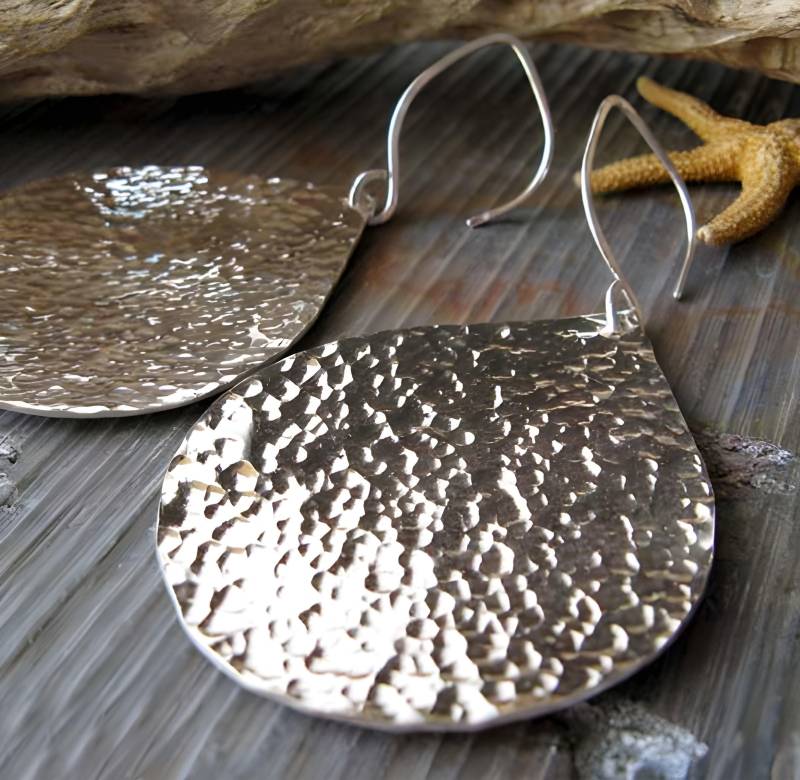 Statement Gehämmerte Tropfen Handwerkliche Ohrringe Aus Sterlingsilber Statement Gehämmerte Tropfen Handwerkliche Ohrringe Aus Sterlingsilber von PoseidonsBooty