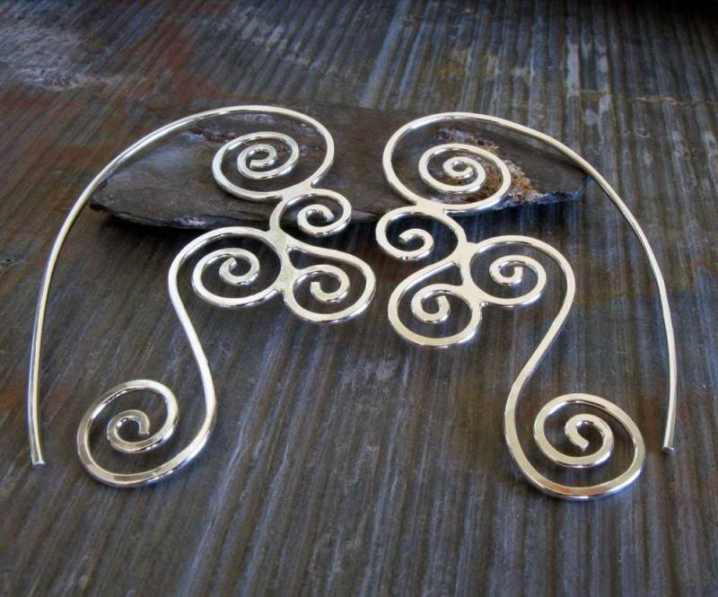 Triskele Boho Spirale Ohrringe Handwerker Drahtarbeit Sterling Silber Statement Schmuck Triskele Boho Spirale Ohrringe Handwerker Drahtarbeit Sterling Silber Statement Schmuck von PoseidonsBooty