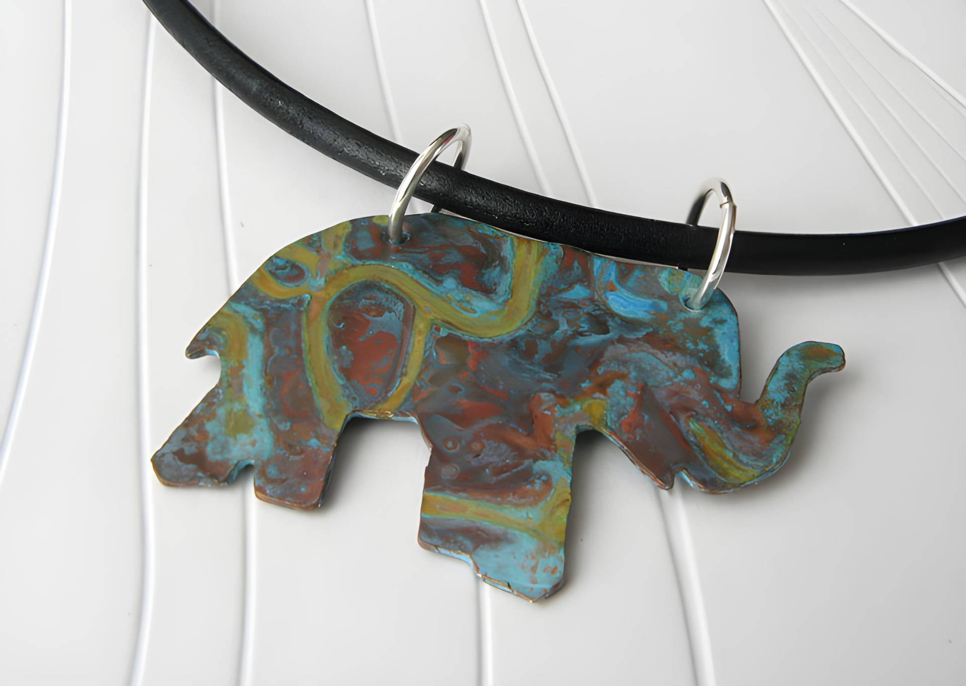 Verdigris Elefant-Halskette Rustikales Kupfer Patiniert, Lederband, Sterlingsilber-Verschluss Verdigris Elefant-Halskette Rustikales Kupfer Patiniert, Lederband, Sterlingsilber-Verschluss von PoseidonsBooty