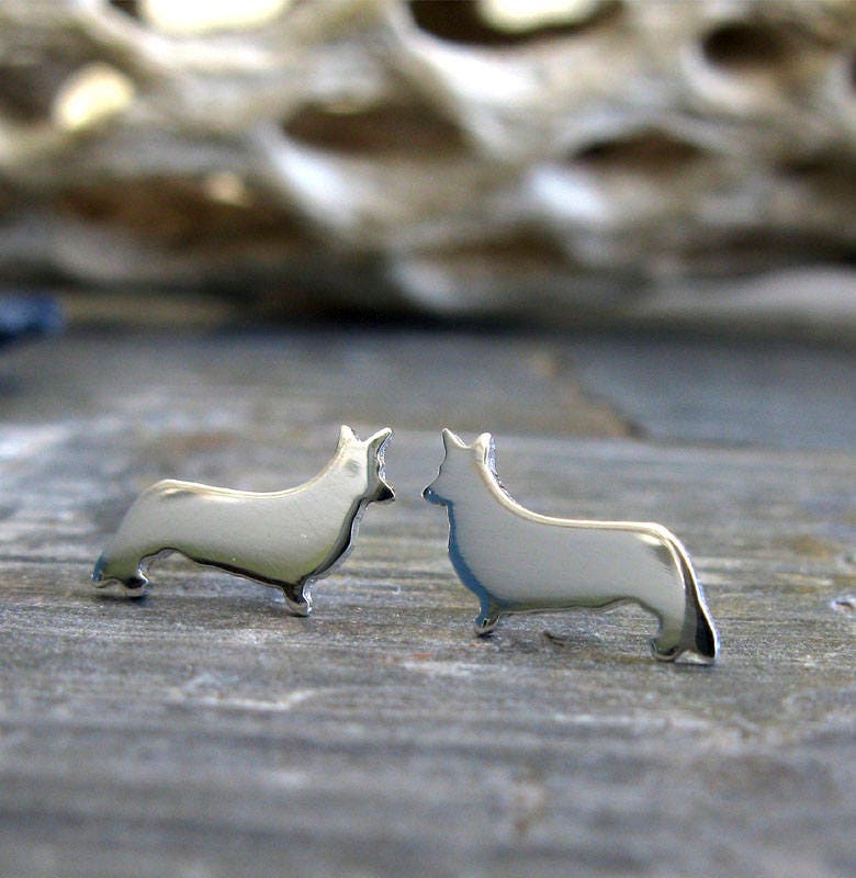 Welsh Corgis Hund Ohrstecker in Sterling Silber Oder 14K Gold Handgefertigt Welsh Corgis Hund Ohrstecker in Sterling Silber Oder 14K Gold Handgefertigt von PoseidonsBooty