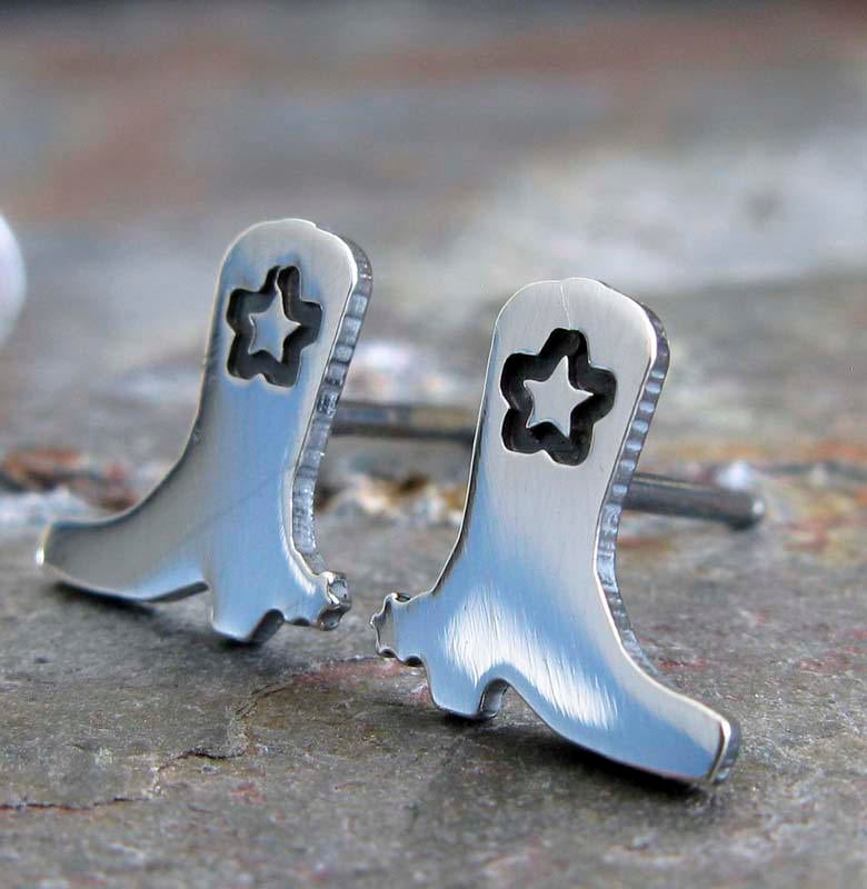 Western Cowboy Boots Ohrstecker Handgefertigt in Sterlingsilber von PoseidonsBooty
