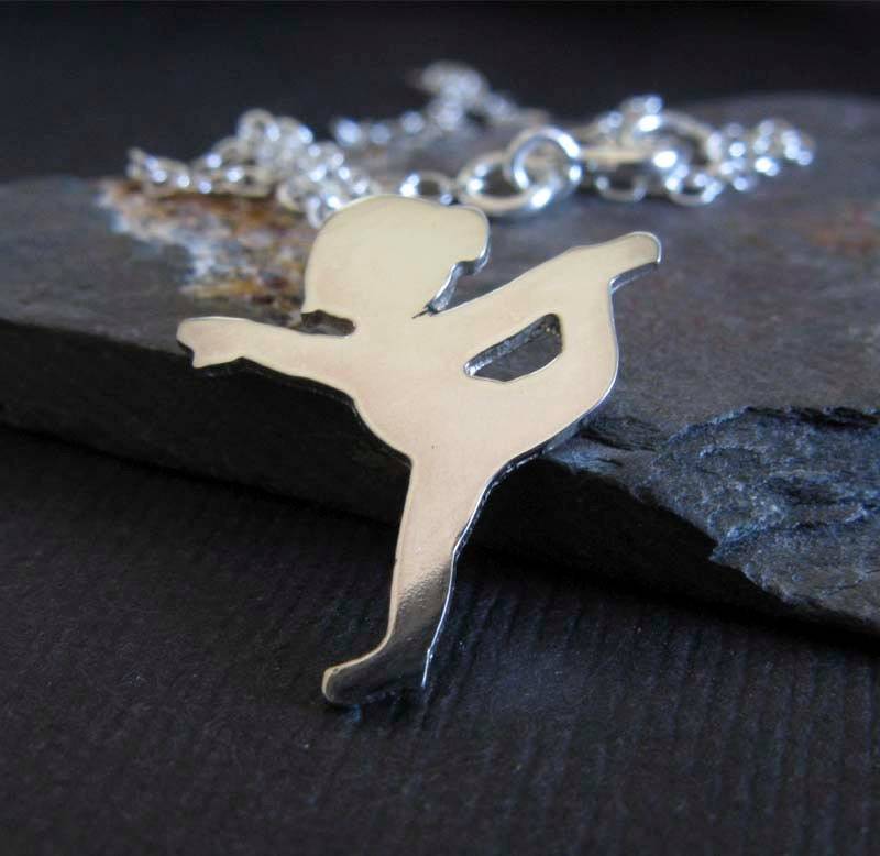 Yoga-Tänzerin Pose Anhänger Halskette Handgefertigt Aus Sterling Silber Oder 14 K Gold Gefüllt Yoga-Tänzerin Pose Anhänger Halskette Handgefertigt Aus Sterling Silber Oder 14 K Gold Gefüllt von PoseidonsBooty