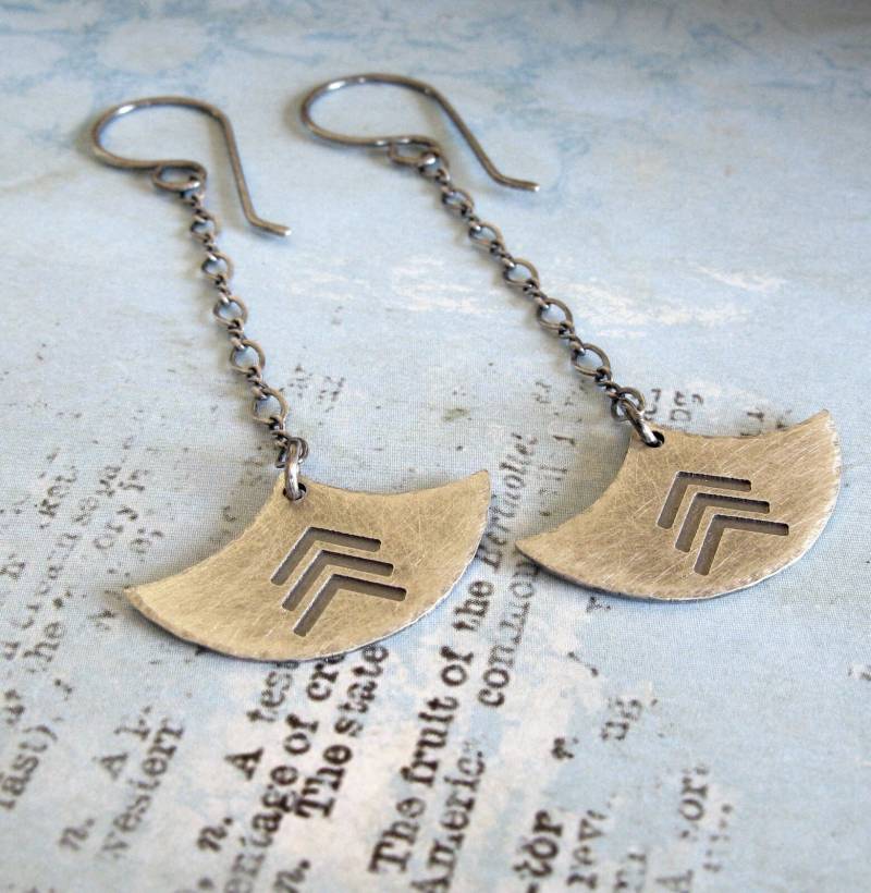 Zierliche Chevron Fächer Ohrringe Aus Sterlingsilber Zierliche Chevron Fächer Ohrringe Aus Sterlingsilber von PoseidonsBooty