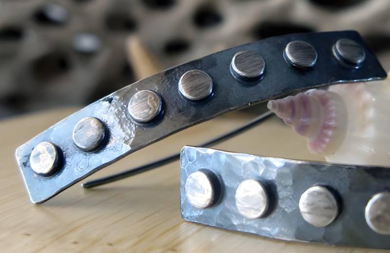 Zierliche Rechteckige Ohrhänger Mit Kreisförmigen Punkten Aus Sterlingsilber Zierliche Rechteckige Ohrhänger Mit Kreisförmigen Punkten Aus Sterlingsilber von PoseidonsBooty