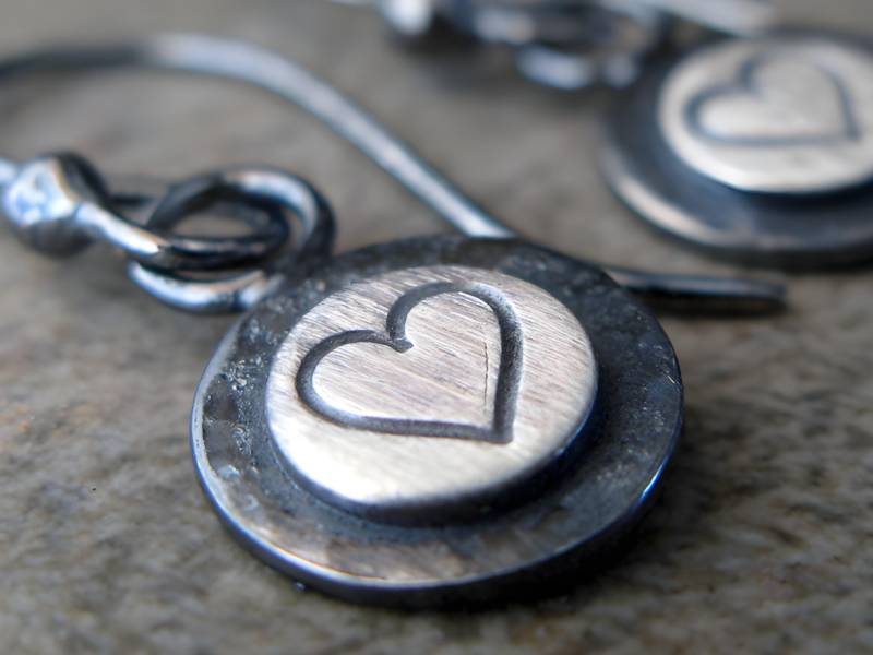 Zierliche Rustikale Herz Ohrhänger, Handgefertigt Aus Oxidiertem Sterlingsilber Zierliche Rustikale Herz Ohrhänger, Handgefertigt Aus Oxidiertem Sterlingsilber von PoseidonsBooty