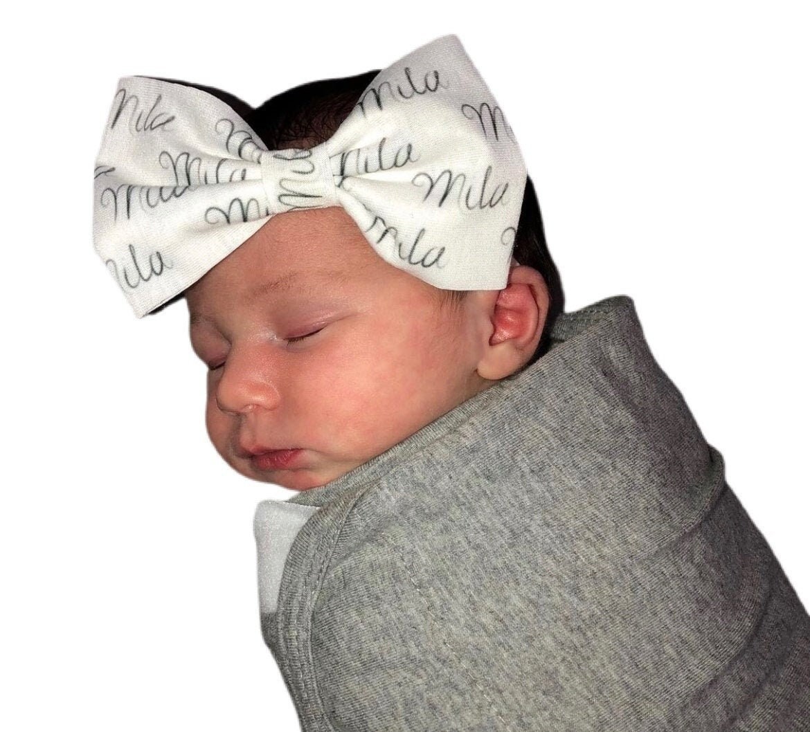 Mädchen Schleifen Hut Oder Stirnband Mit Name Baby Schleife Stoffschleife Nach Maß. Neugeborenen Krankenhaus Hut. Mütze. Beanie. Exklusiv von PoshBabyLoves