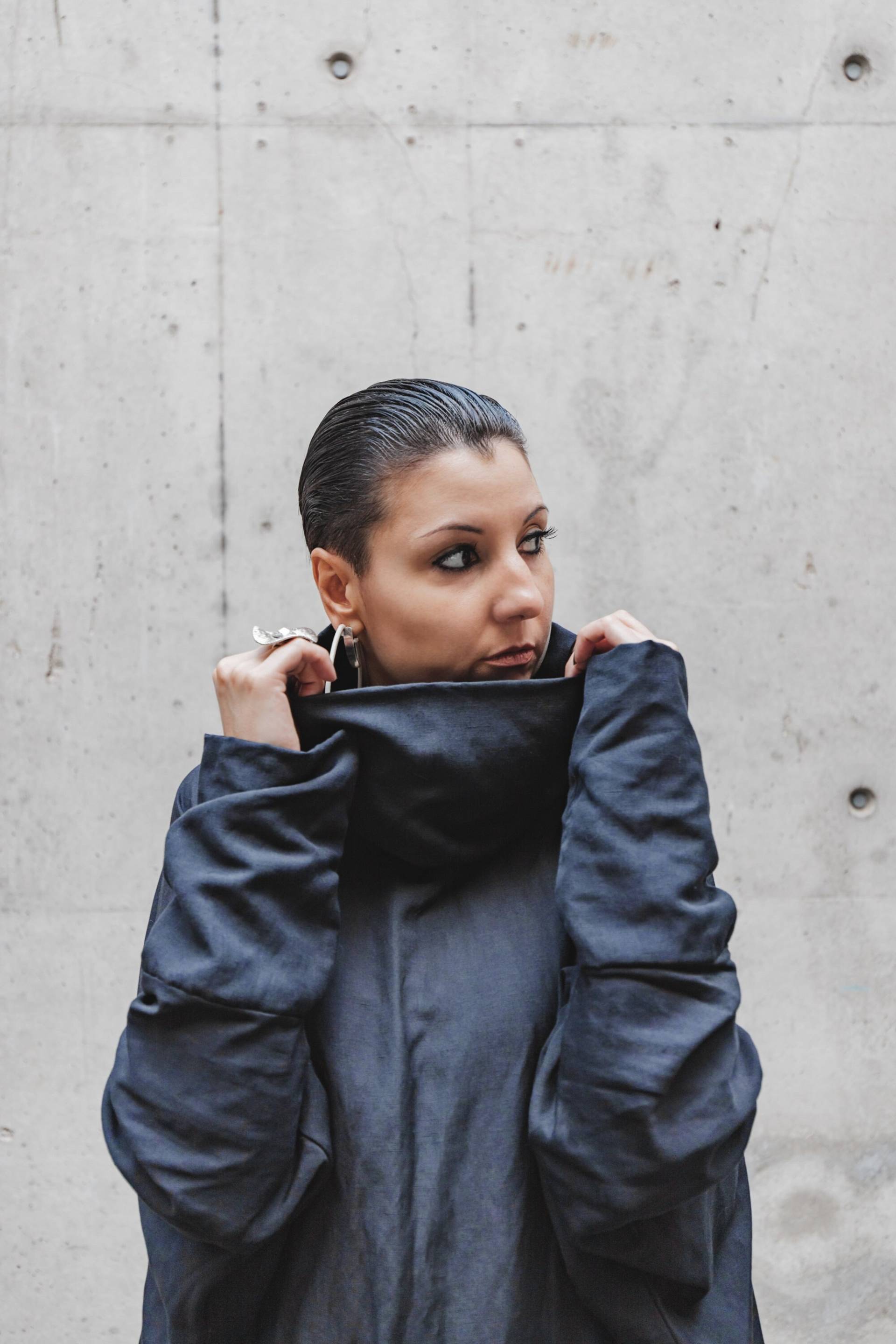 Rollkragen Leinenkleid, Baumwoll Maxikleid Mit Taschen, Dark Academia Kleid, Schwarzes Leinenhemd Langarm Herbstkleid von PoshClocheClothing