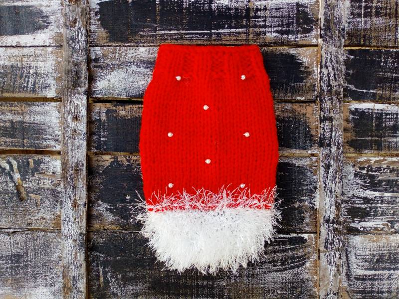 Roter Weihnachtshundepullover Stricken Sie Acryl Haustierpullover von PoshDogBoutique