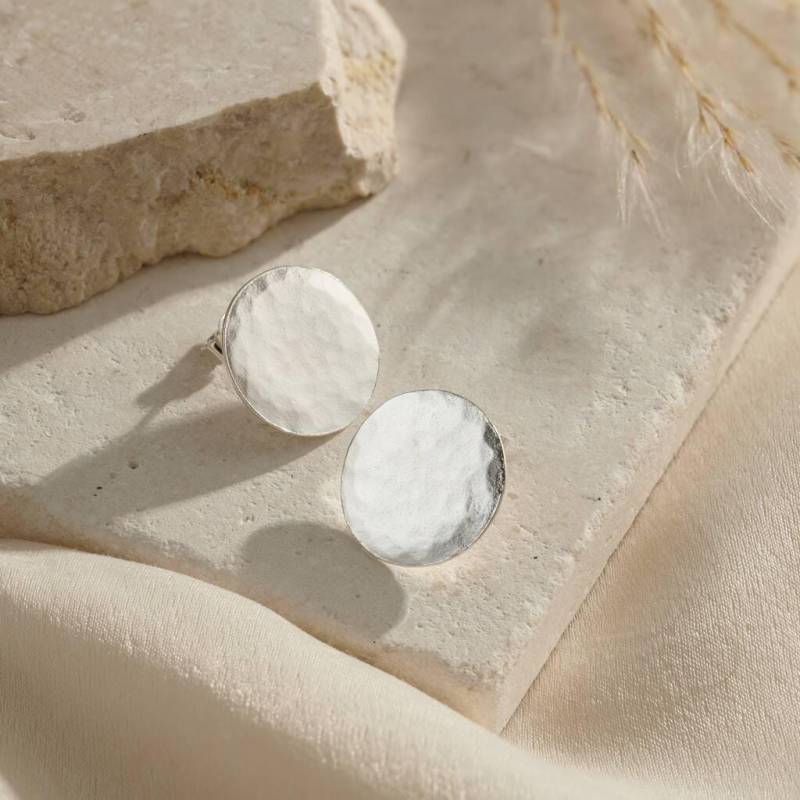 Gehämmerte Sterling Silber Kreis Ohrstecker von PoshTottyDesigns