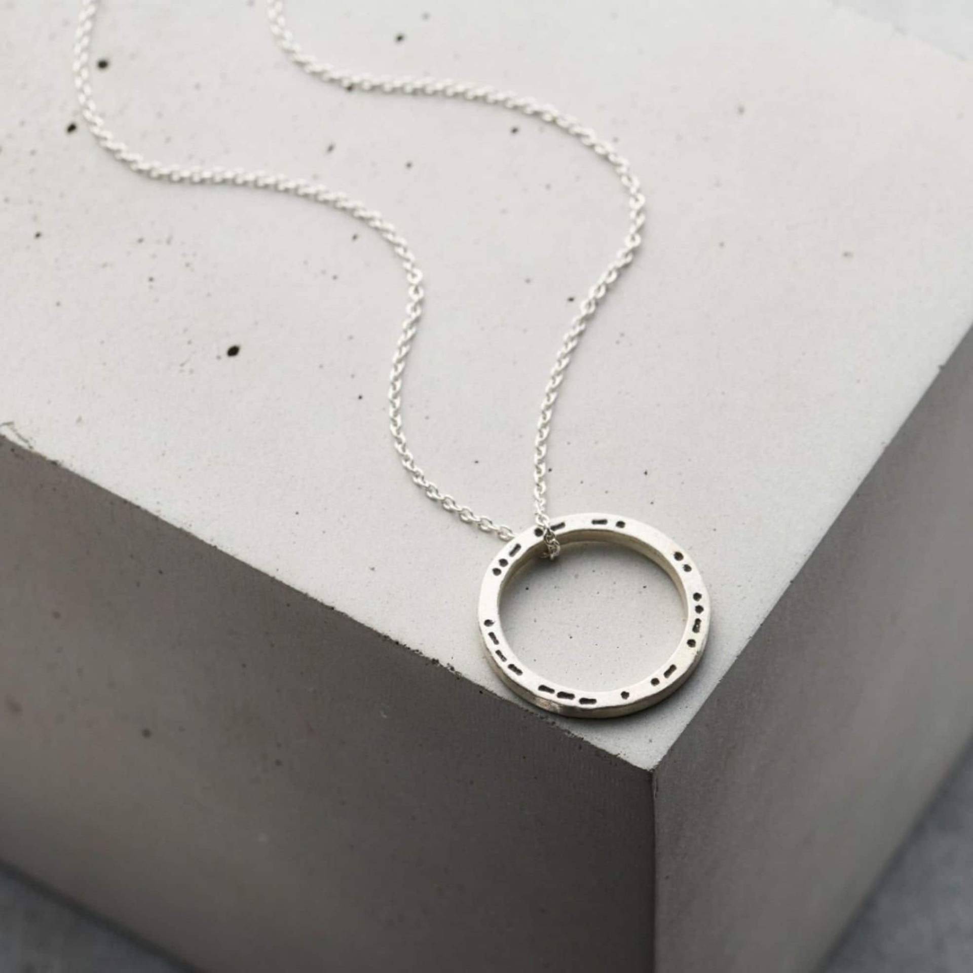 Personalisierte Morse-Code-Kreis-Halskette | Geburtstagsgeschenk Handarbeit Geschenke Für Männer von PoshTottyDesigns