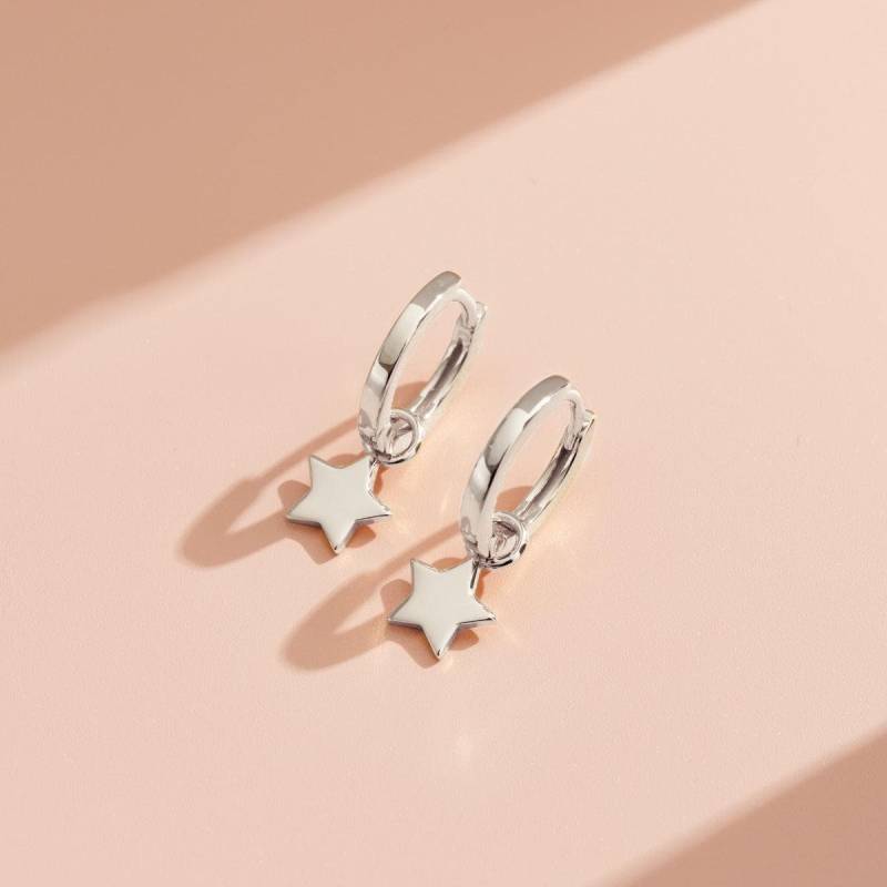 star Charm Huggie Hoop Ohrringe von PoshTottyDesigns
