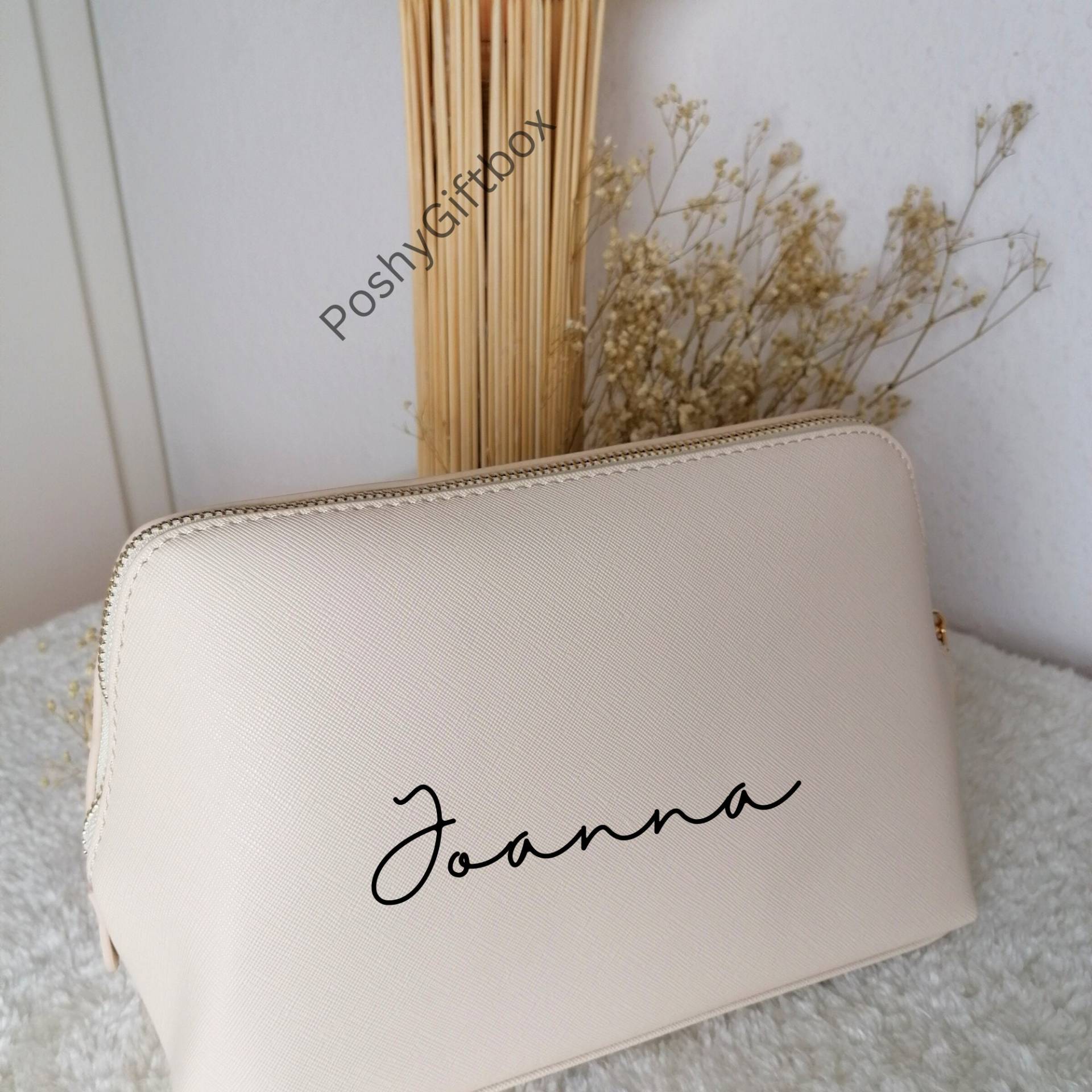Kosmetiktasche Personalisiert/ Geschenk Freundin, Mama/ Kulturbeutel/Schminktasche/Geburtstagsgeschenk/Geschenk Frau/Krimskrams Tasche Kosmetiktasche Personalisiert/ Geschenk Freundin, Mama/ Kulturbeutel/Schminktasche/Geburtstagsgeschenk/Geschenk Frau/Krimskrams Tasche von PoshyGiftbox