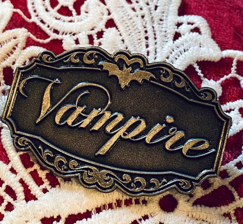 Vampir Emaille Pin Vampir Emaille Pin von Posiez