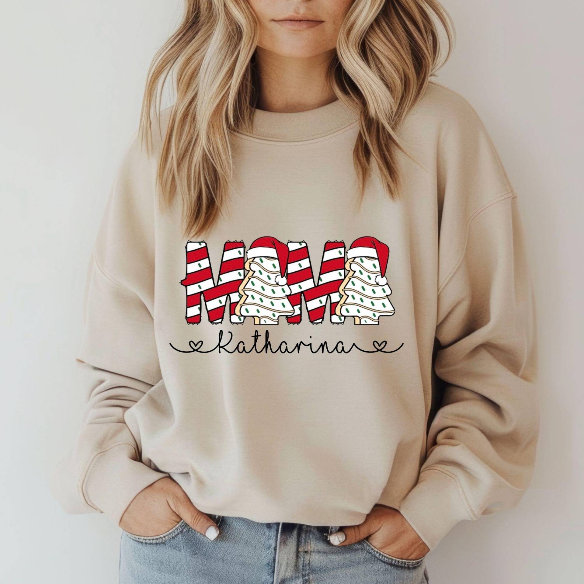Sweatshirt Weihnachten Mama Mit Namen I Weihnachtspullover Geschenkideen Geschenk Merry Christmas von PositiveLiveDesigns
