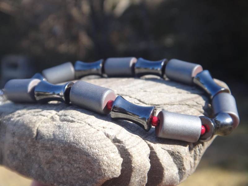 Armband Für Mannes Natürliche Hämatit. Schmuck Männer. Herren Armband. Gesundheit, Energie, Balance. Geschenk Ihn. Grau Und Rot von PositiveMindSo